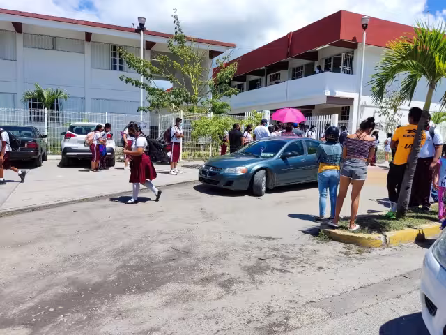 En las capturas se puede apreciar la forma en que el maestro tiene contacto con sus alumnas