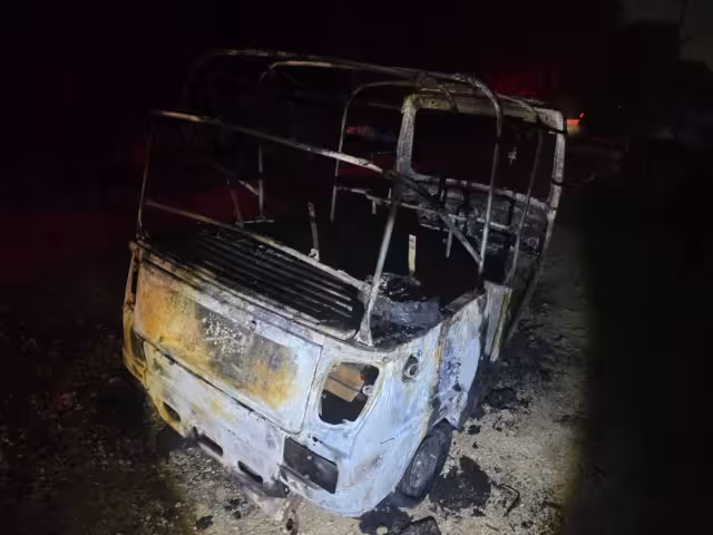 Los responsables le rociaron combustible y prendieron fuego antes de huir
