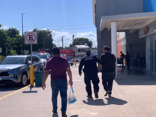 Un hombre fue detenido por presunto intento de robo en tienda.