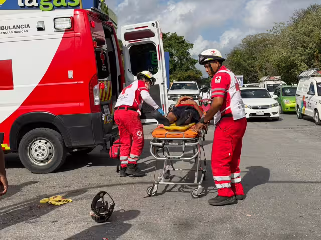 Tras el impacto, el motociclista que circulaba salió proyectado varios metros sobre el pavimento, sufriendo un fuerte golpe en la cabeza
