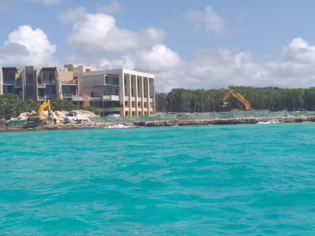 La Marina de Xcaret en Playa del Carmen fue denunciada por ambientalistas debido a que dañaría los arrecifes en la Riviera Maya