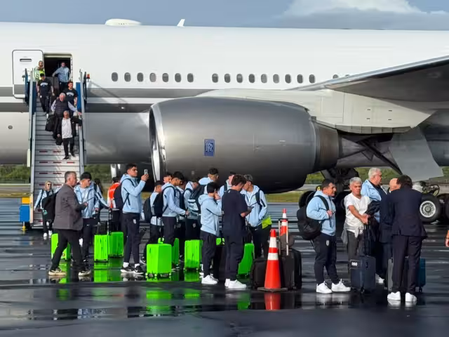 El seleccionado de Uruguay no podía salir de Cancún y se mantenía en pista.