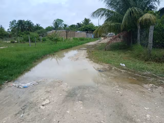Vecinos de Escárcega reportan calles intransitables tras intensa lluvia