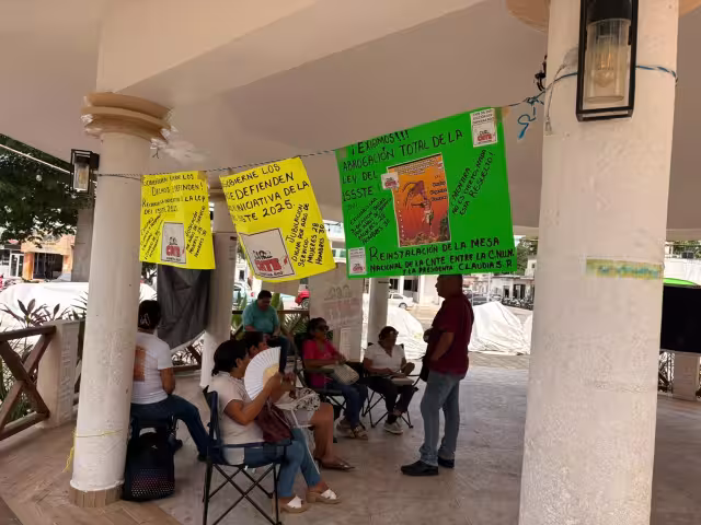 Con pancartas y lonas, docentes exigen cambios en materia de pensiones, jubilaciones, salarios y condiciones laborales