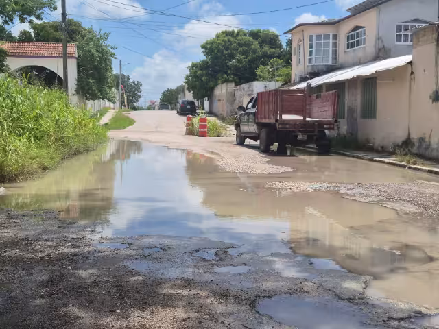 Vecinos de Champotón denuncian baches y registro expuesto en colonia Las Palomas; acusan abandono de la Comuna