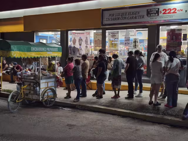 Ciudadanía se vuelca en apoyo a pareja de adultos mayores en la colonia Volcanes