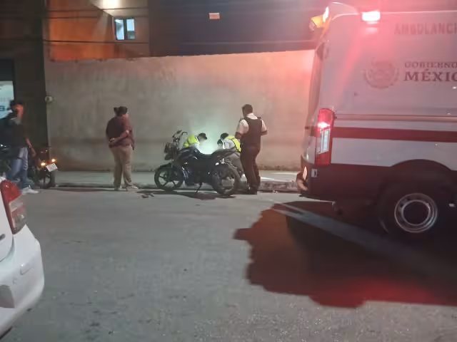Repartidor en motocicleta derrapa al evitar chocar con camioneta de valores en Escárcega.