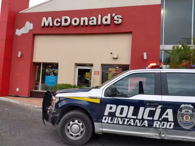 Cuando los elementos de la policía llegaron el hombre ya no se encontraba en el restaurante  Foto: Jazmín Rodríguez