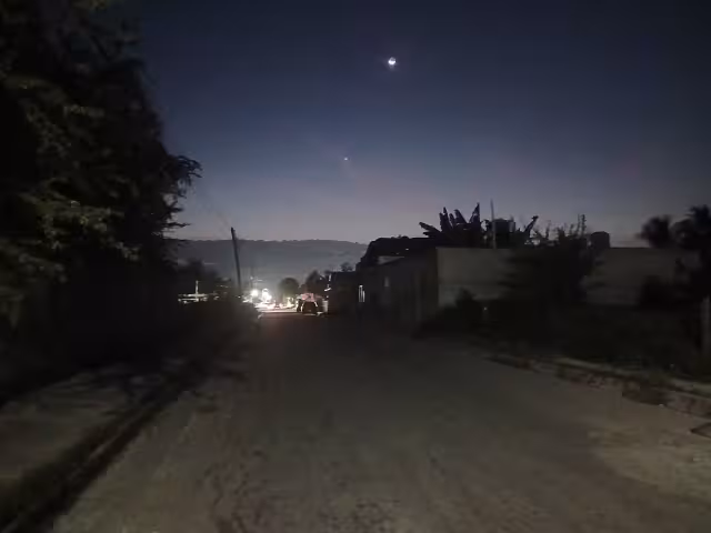 Calle permanece a oscuras en Escárcega.