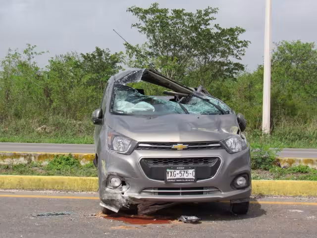 El auto dio varias vueltas en la carretera Mérida-Cancún, causado graves daños en la unidad