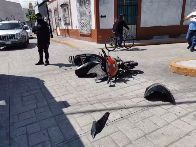 El conductor no respetó una señal de alto y se impactó con un automovil