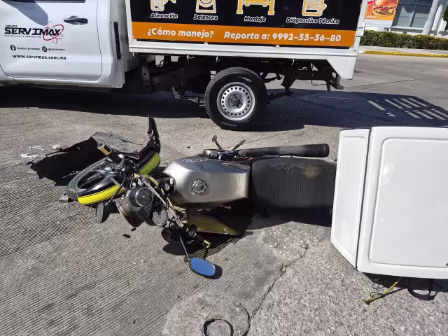 Un motociclista resultó lesionado tras chocar con un taxi en Ciudad del Carmen.