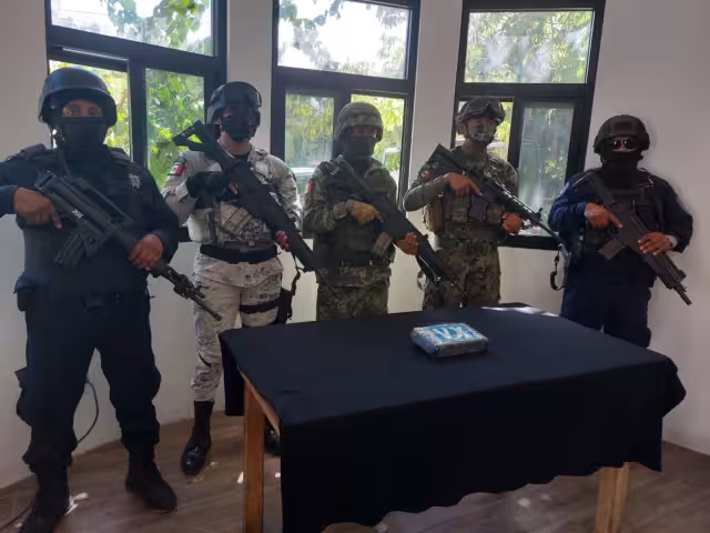 La localización del paquete de forma rectangular se llevó a cabo a la altura de la playa Akumal, entre el perímetro de la Playa Blanca