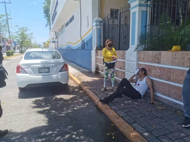 Por fortuna, vecinos lograron anotar el número económico del taxista antes de que huyera