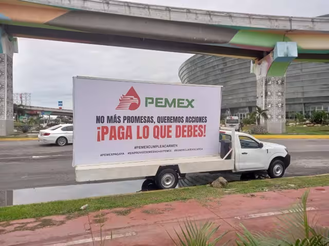 Colocaron una lona con la consigna "¡PEMEX, paga lo que debes!" y varios hashtags.