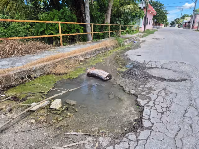 Vecinos de la colonia Pozo Monte, en Champotón, denunciaron una fuga de agua y un registro expuesto sobre la calle 20 entre 26 y 25.