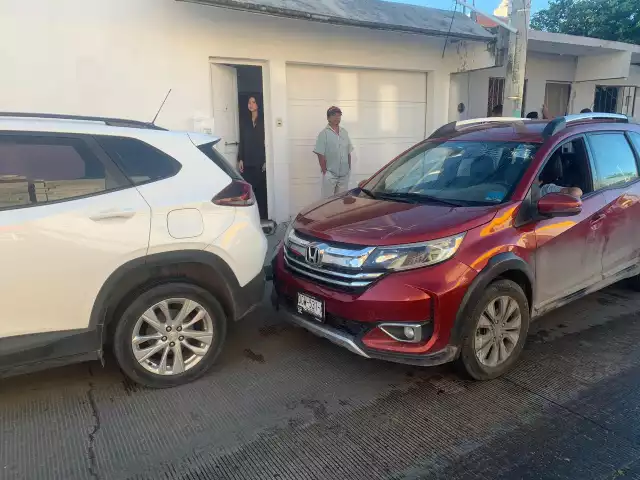 Conductor sufre crisis convulsiva y provoca accidente vial en la colonia Insurgentes.