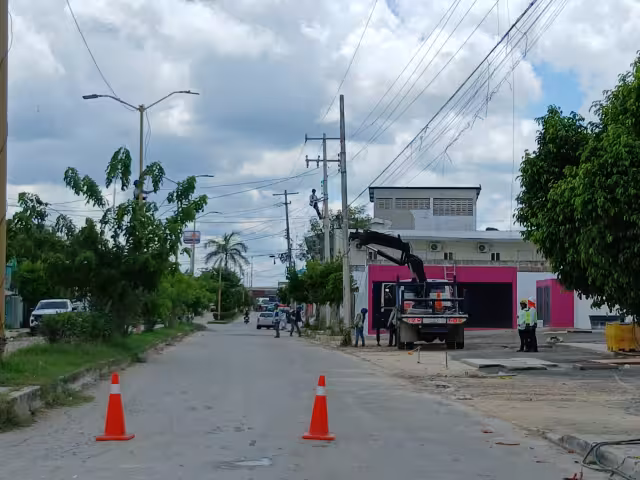 La Comisión Federal de Electricidad (CFE) desplegó equipos técnicos para atender el desperfecto y coordinar el restablecimiento del suministro