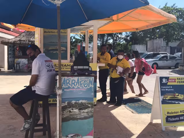 La terminal naviera de Playa Tortugas se encontraba con poca afluencia de personas a pesar de ser domingo. Fotos:  Karla Cauich