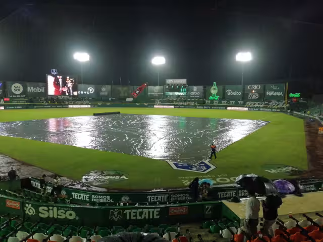 En Mérida se sintió una fuerte lluvia que suspendió el partido de la Serie del Rey