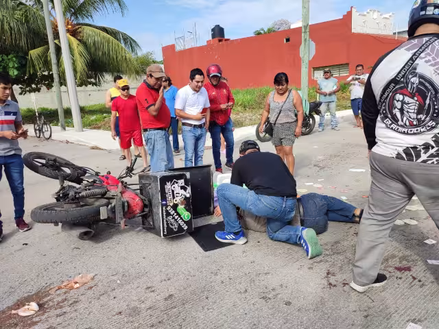 Un repartidor fue impactado por un vehículo en Ciudad del Carmen lo que le causó heridas en la cabeza y los brazos
