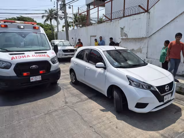 Joven es atropellado al cruzar en la colonia 1 de Mayo.