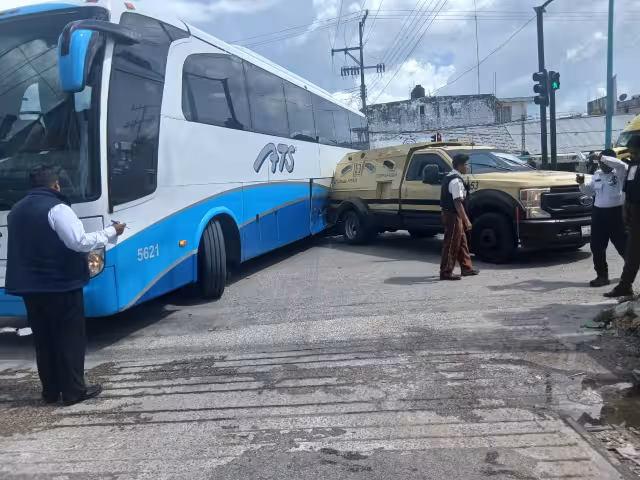 Camioneta de traslado de valores chocó contra un autobús ATS en Escárcega.