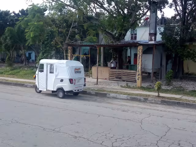 El mototaxi en el que circulaban los asaltantes en Playa del Carmen permaneció frente al lugar donde pretendían esconderse