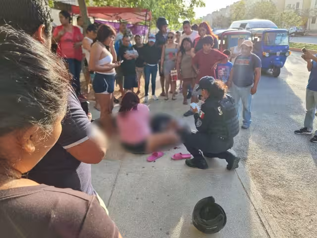 Al lado se halla un mujer quien de manera extraoficial se cree que es familiar de la víctima