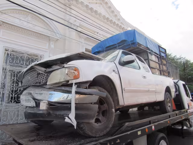 La camioneta quedó destruida del frente