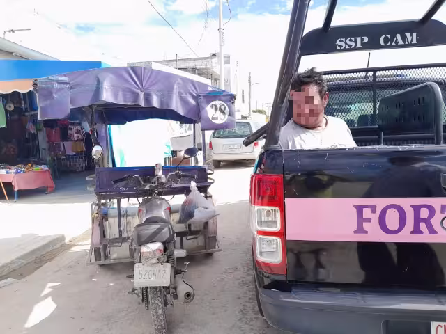 El hombre fue subido a la patrulla para su traslado al Ministerio Público