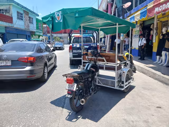 Mototaxi choca contra patrulla policiaca en pleno centro de Escárcega