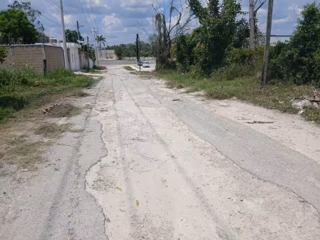 La situación empeora en temporada de lluvias, afectando a peatones y vehículos.