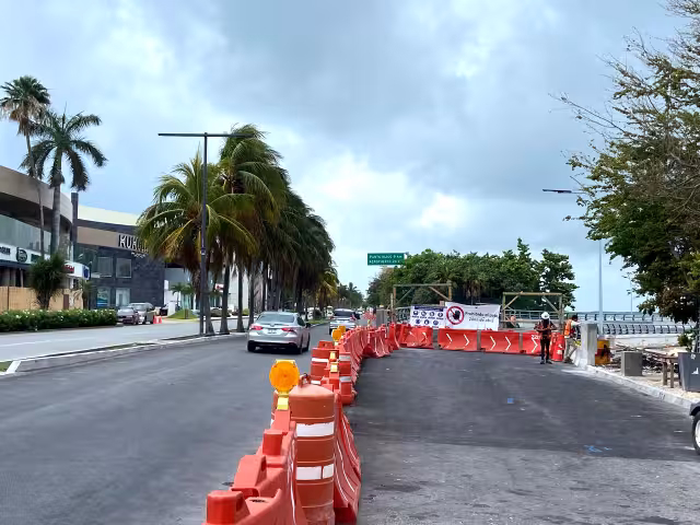 Dieron a conocer que habrá señalización para guiar a los automovilistas hasta la vía alterna por Plaza Kukulcán; pidieron extremar precaución al conducir