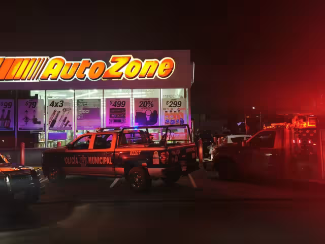 Ataron de pies y manos a empleados de Autozone