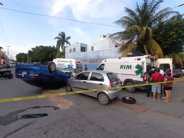 El Sentra terminó volcado tras el impacto del Matiz sobre el cruce vial.