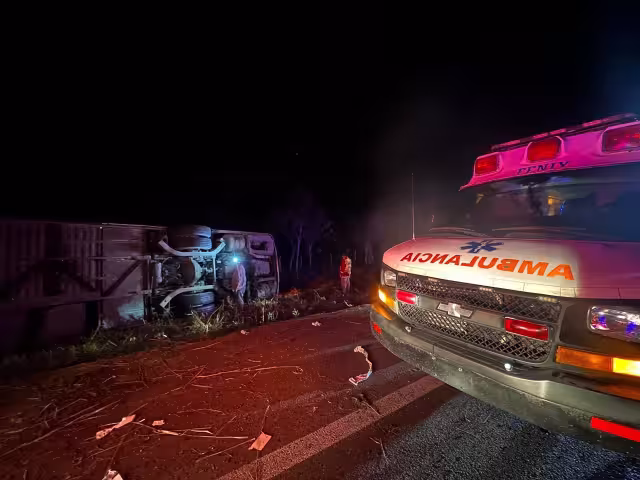 Paramédicos  localizaron a varias víctimas inmovilizadas dentro de la unidad