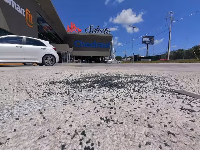 Los cristales sobre el pavimento como evidencia de hechos violentos.