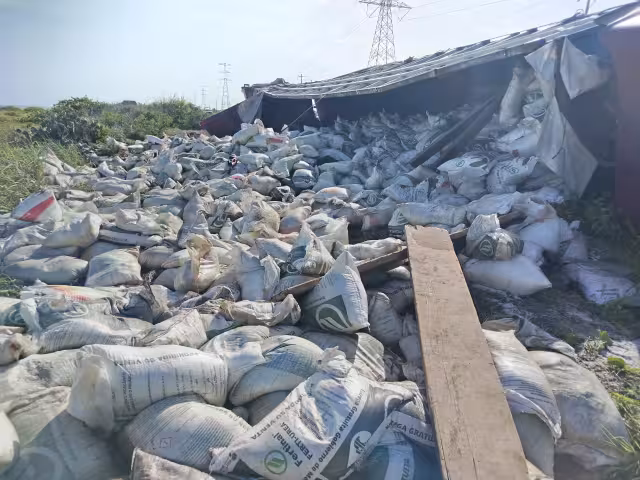 Tráiler cargado con sal vuelca en la Sabancuy–Isla Aguada