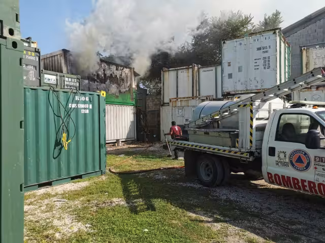 El incendio se registró en un contenedor donde  un hombre resultó con Quemaduras