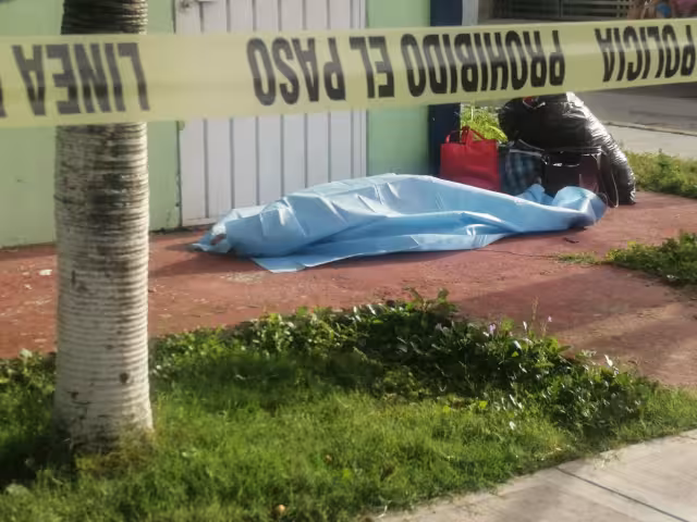 Las autoridades policiacas acudieron al lugar del fallecimiento de la señora para acordonar la zona en Chetumal