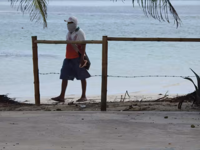 Aunque existen serias restricciones para quienes impidan el libre acceso a las playas, en Mahahual desde el año pasado ha sido cercada la playa frente a un restaurante