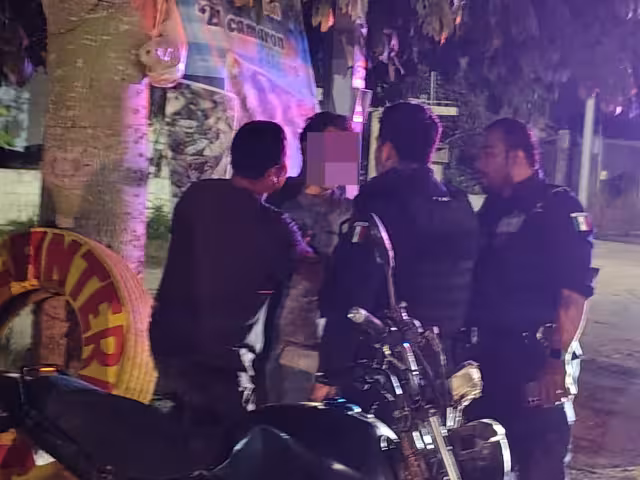 Elementos policiacos atendieron a los lesionados en el lugar.