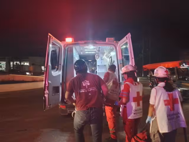 Personal de urgencias médicas de la Cruz Roja atendió al bombero