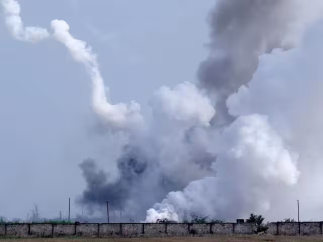 La explosión en la base militar de Crimea afectó a casas aledañas, así como a cables de alta tensión