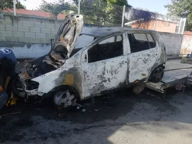 El fuego redujo al auto en simples fierros