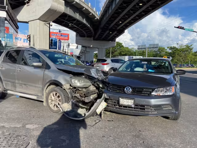 Dos autos generaron un fuerte accidente en Campeche que sólo dejó daños materiales