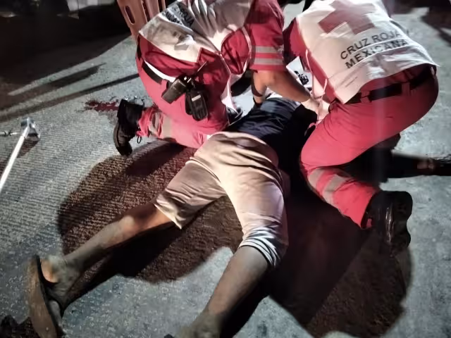 El hombre corrió tras su agresor, pero huyó; cayó al pavimento derramando sangre