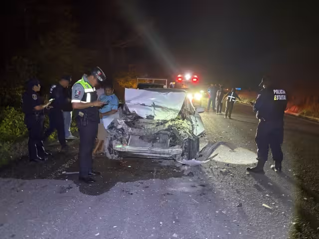 El percance ocurrió luego de que uno de los automóviles permaneciera detenido sobre la vía por una falla mecánica