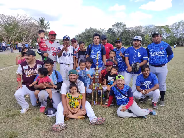 Loa vencedores posaron junto a su premio